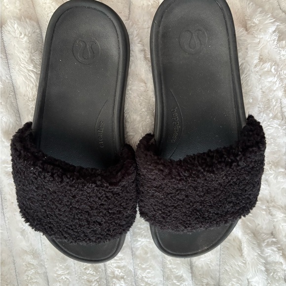 Lululemon Black Fleece Slides - Picture 2 of 6